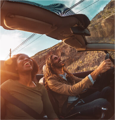 dos personas en un vehiculo riendo