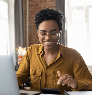 foto de mujer en la computadora