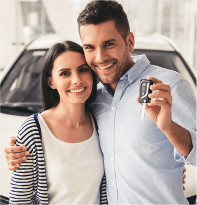 pareja con llave de un vehiculo